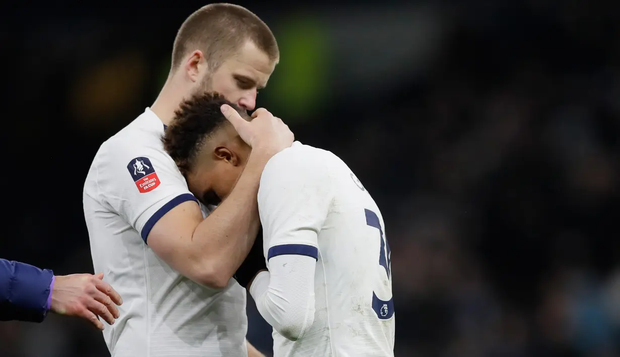 Bek Tottenham Hotspur, Eric Dier berpelukan dengan Gedson Fernandes pada akhir laga putaran kelima Piala FA menghadapi Norwich City di Tottenham Stadium, Rabu (4/3/2020). Langkah Tottenham di Piala FA 2019/2020 terhenti setelah kalah adu penalti 2-3 (1-1) dari Norwich. (AP/Kirsty Wigglesworth)