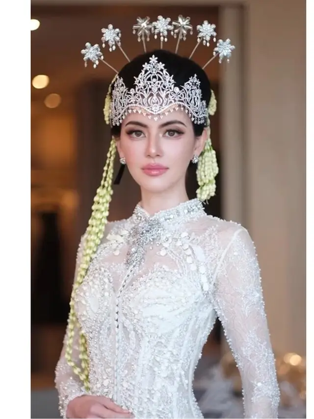 5 Potret Davika Hoorne Pakai Siger Sunda, Pesona Bintang Thailand Jadi Pengantin