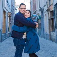 Selain pakai outfit batik, Gilang dan Shandy juga tampil mesra dengan busana tebal berwarna biru. Ia bersama rombongannya sempat menikmati momen pemandangan di kota romantis tersebut. (Liputan6.com/IG/@juragan_99)