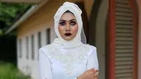 (Foto:  © azzim_aziz/Instagram via Kapanlagi) Designer asal Malaysia, padukan hijab pocong dengan gaun pengantin. seram atau anggun ya?
