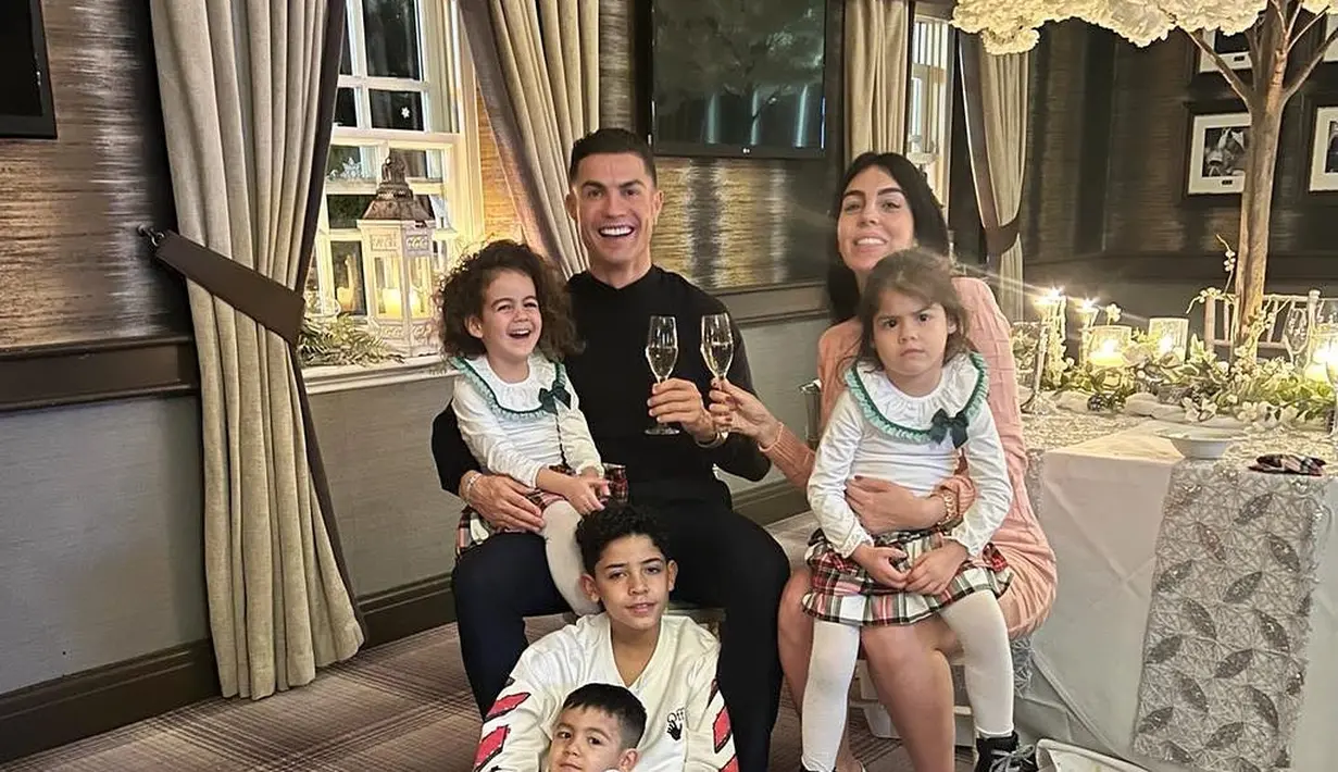 Begitu juga saat Tahun Baru 2022, kebersamaan mereka terabadikan lewat foto menggemaskan ini (Foto: Instagram @georginagio)