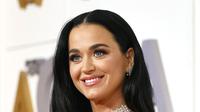 Katy Perry berpose sambil tersenyum saat menghadiri The 56th Annual CMA Awards di Bridgestone Arena di Nashville, Tennessee pada 9 November 2022. Penyanyi Firework 38 tahun itu tampak seksi mengenakan korset denim ringan dengan belahan dada. (Jason Kempin/Getty Images/AFP)