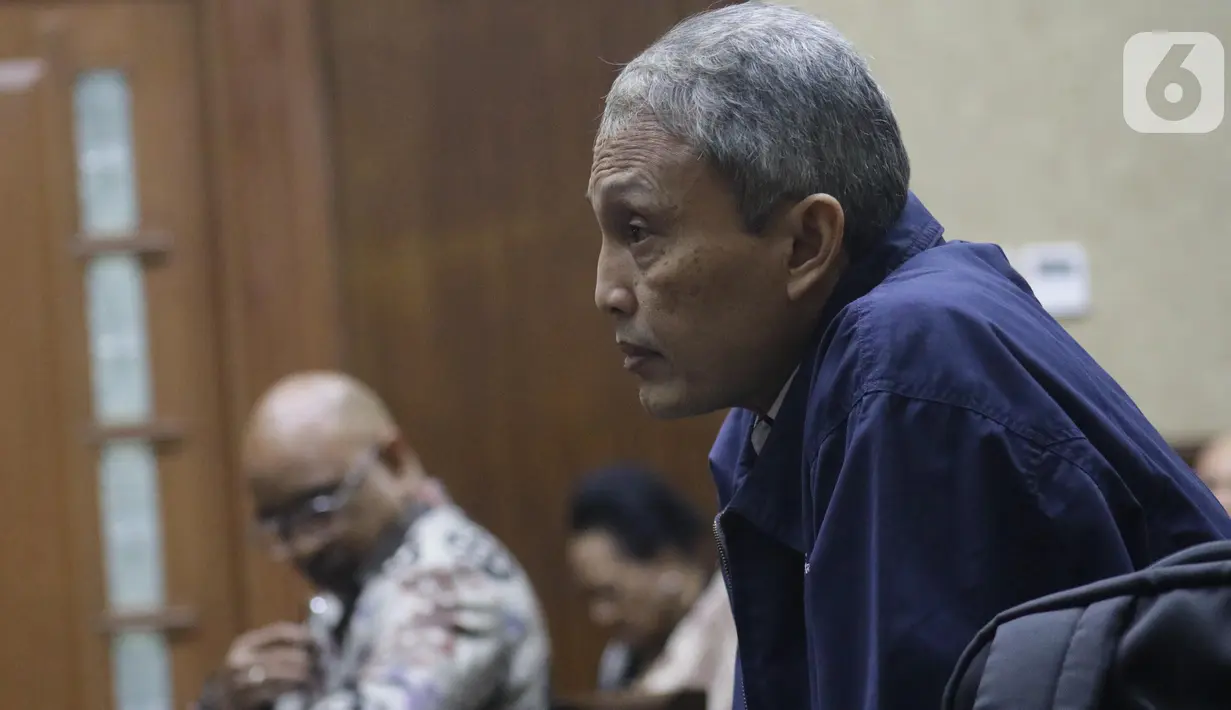 Terdakwa dugaan suap proyek pengadaan di lingkungan PT Krakatau Steel, Wisnu Kuncoro bersiap menjalani sidang pembacaan tuntutan di Pengadilan Tipikor, Jakarta, Rabu (16/10/2019). Wisnu Kuncoro dituntut 2 tahun penjara denda Rp 100 juta subsider 3 bulan kurungan. (Liputan6.com/Helmi Fithriansyah)