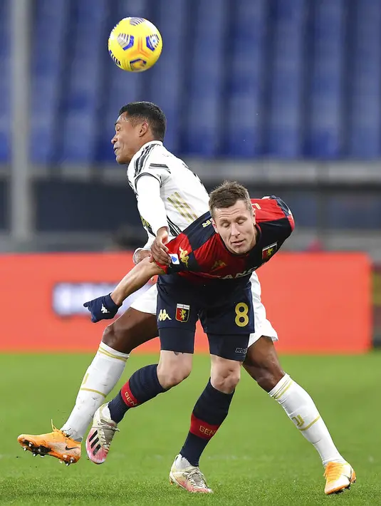 Pemain Juventus Alex Sandro (belakang) berebut bola dengan pemain Genoa Lukas Lerager pada pertandingan Serie A Italia di Stadion Luigi Ferraris, Genoa, Italia, Minggu (13/12/2020). Juventus menang 3-1. (Tano Pecoraro/LaPresse via AP)