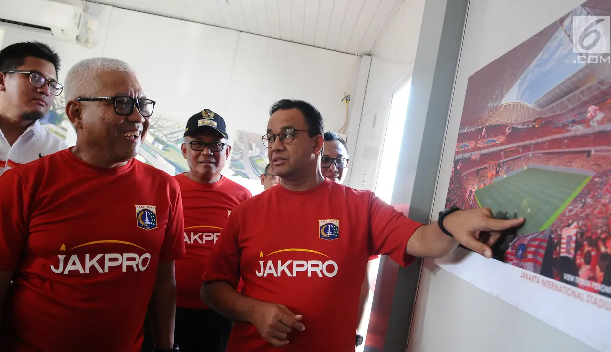Gubernur DKI Jakarta Anies Baswedan bersama Dirut Jakpro Dwi Wahyu Daryoto melihat gambar Jakarta International Stadium di Jakarta, Kamis (14/3). Stadion ini nantinya bakal digunakan sebagai markas Persija Jakarta. (Liputan6.com/Herman Zakharia)