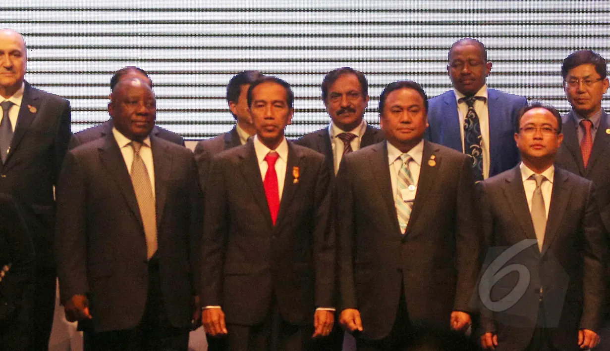 Presiden Jokowi (kedua kiri), Mendag Rachmad Gobel (kedua kanan) beserta delegasi berfoto sebelum pembukaan Asian-African-Business Summit yang merupakan rangkaian peringatan Konferensi Asia Afrika di  JCC, Selasa (21/4). (Liputan6.com/Herman Zakharia)