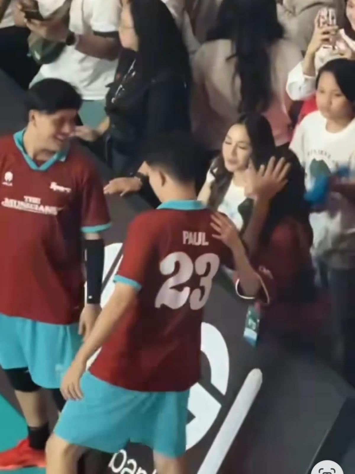 Potret Interaksi Nyoman Paul dan Keisya Levronka di Bahkan Voli 2, Usap Kepala - Rangkul dari Belakang