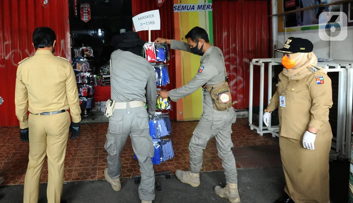 Petugas melakukan sidak di sebuah toko di kawasan Pasir Kuda, Bogor, Senin (4/5/2020). Penyegelan dua toko ini dilakukan karena pelanggaran zona PSBB jilid dua, dimana hanya toko sembako, apotik dan toko makanan yang diperbolehkan buka. (merdeka.com/Arie Basuki)