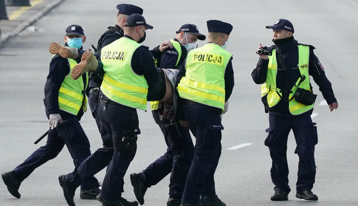 Polisi menahan seorang pengusaha saat berdemonstrasi di Warsawa, Polandia, Kamis (7/5/2020). Para pengusaha mendesak pemerintah lebih banyak dalam membantu bisnis mereka agar mampu bertahan menghadapi pandemi virus corona COVID-19.(JANEK SKARZYNSKI/AFP)