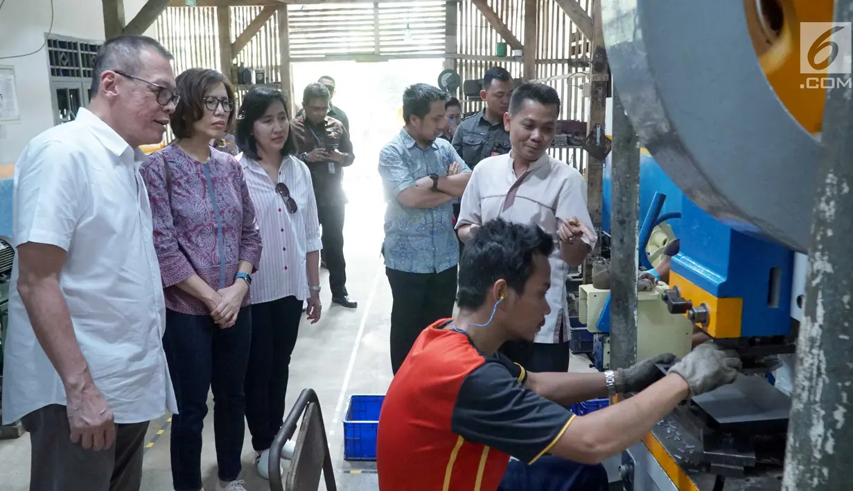 Ketua Pembina Yayasan Dharma Bhakti Astra (YDBA) merangkap Direktur PT Astra International Tbk, Gita Tiffany Boer (kedua dari kiri), Ketua Pengurus YDBA, Henry C. Widjaja dan Bendahara YDBA, Regina Okthory melihat produk UKM sektor unggulan YDBA di Bogor, Selasa (6/8/2019). (Liputan6.com/HO/Eko)