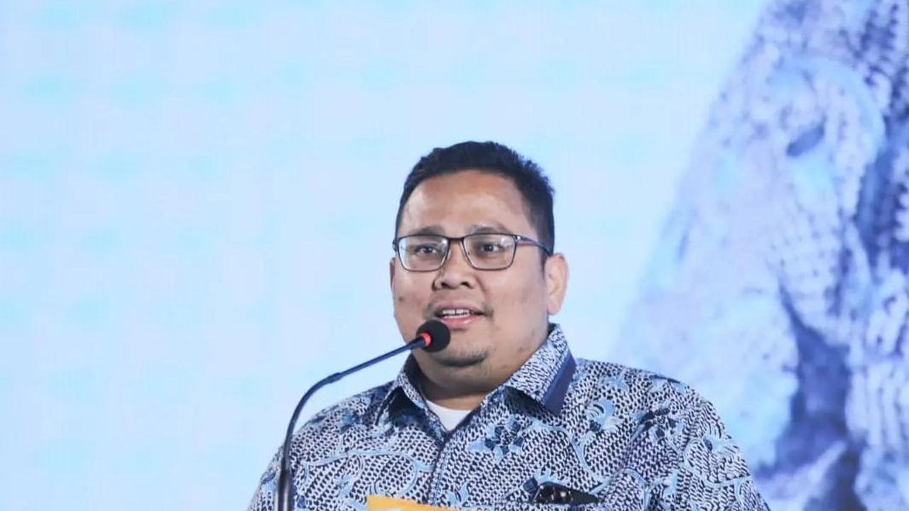 Rahmat menjabarkan kriteria alat peraga kampanye. Dia lantas menyentil kata-kata mohon doa restu yang kerap ada dalam alat kampanye.