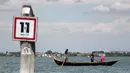 Perempuan yang tergabung dalam Row Venice menawarkan pengalaman belajar mendayung gondola di sebuah kanal di Venesia, Italia pada 16 Mei 2019. Row Venice merupakan organisasi nonprofit bentukan sekelompok perempuan yang berfokus pada pelestarian seni mendayung perahu. (MARCO BERTORELLO/AFP)