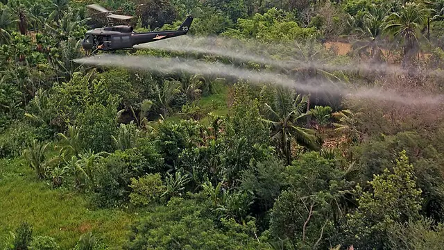 Militer AS menyemprotkan Agent Orange pada Perang Vietnam (US Army / Wikimedia / Creative Commons)