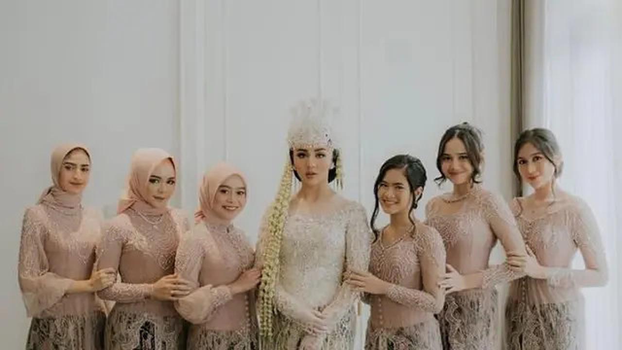 Inspirasi 6 Model Gaun Bridesmaid Hijab 2025, Bikin Penampilan Anggun dan Mempesona