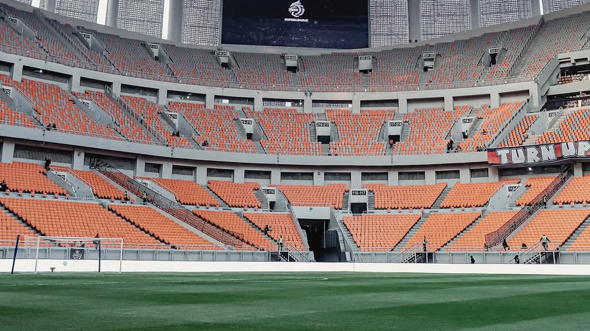Carlos Pena Kembali ke JIS dan Rumputnya Masih Begitu-gitu Saja: Stadion Luar Biasa, tapi Lapangan Tidak Pernah Bagus