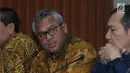 Ketua KPU Arief Budiman (kiri) dan Wakil Ketua KPK Saut Situmorang (kanan) memberi keterangan terkait kerja sama LHKPN di Gedung KPK, Jakarta, Senin (8/4). KPU menegaskan para caleg harus menyerahkan laporan kekayaan mereka bila terpilih. (merdeka.com/Dwi Narwoko)