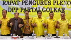 Ketua Umum Partai Golkar Airlangga Hartarto (ketiga kanan) didampingi Sekjen Lodewijk Paulus, Bendahara Umum Robert Kardinal, dan Ketua DPP Kahar Muzakir saling bergenggaman tangan saat rapat pleno DPP Partai Golkar di Kantor DPP Golkar, Slipi, Jakarta, Selasa (5/11/2019). (Liputan6.com/JohanTallo)