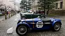 Mobil antik Riley 9 Brooklands tahun 1928 bersama deretan mobil-mobil antik lainnya dipamerkan di depan bangunan kantor pusat Bank of Japan selama acara Japan Classic Automobile 2016 di Tokyo, Minggu (4/3). (AFP/Toshifumi Kitamura)