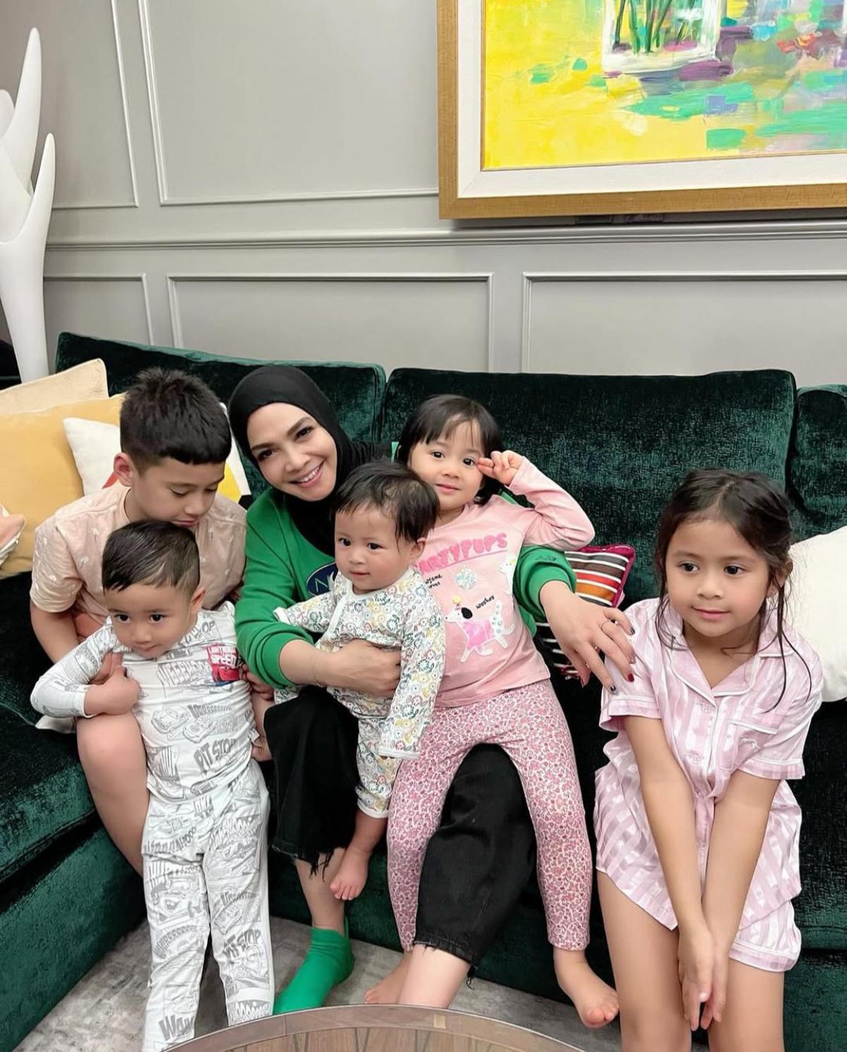5 Potret Momen Seru Kebersamaan Rieta Amilia dan Lima Cucunya, Begini Kekompakannya!