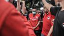 Tersangka lainnya mengenakan rompi merah Kejaksaan saat menuju mobil tahanan usai pelimpahan tahap II kasus narkoba di Kejaksaan Negeri Jakarta Barat, Rabu (11/1/2023). Penyidik Ditresnarkoba Polda Metro Jaya resmi melimpahkan berkas perkara kasus narkoba mantan Kapolda Sumatera Barat Irjen Pol Teddy Minahasa dan sejumlah tersangka ke Kejari Jakarta Barat. (merdeka.com/Iqbal S Nugroho)