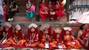 Berkah Ilahi untuk menyelamatkan gadis-gadis kecil dari penyakit dan nasib buruk di tahun-tahun mendatang. (AP Photo/Niranjan Shrestha)