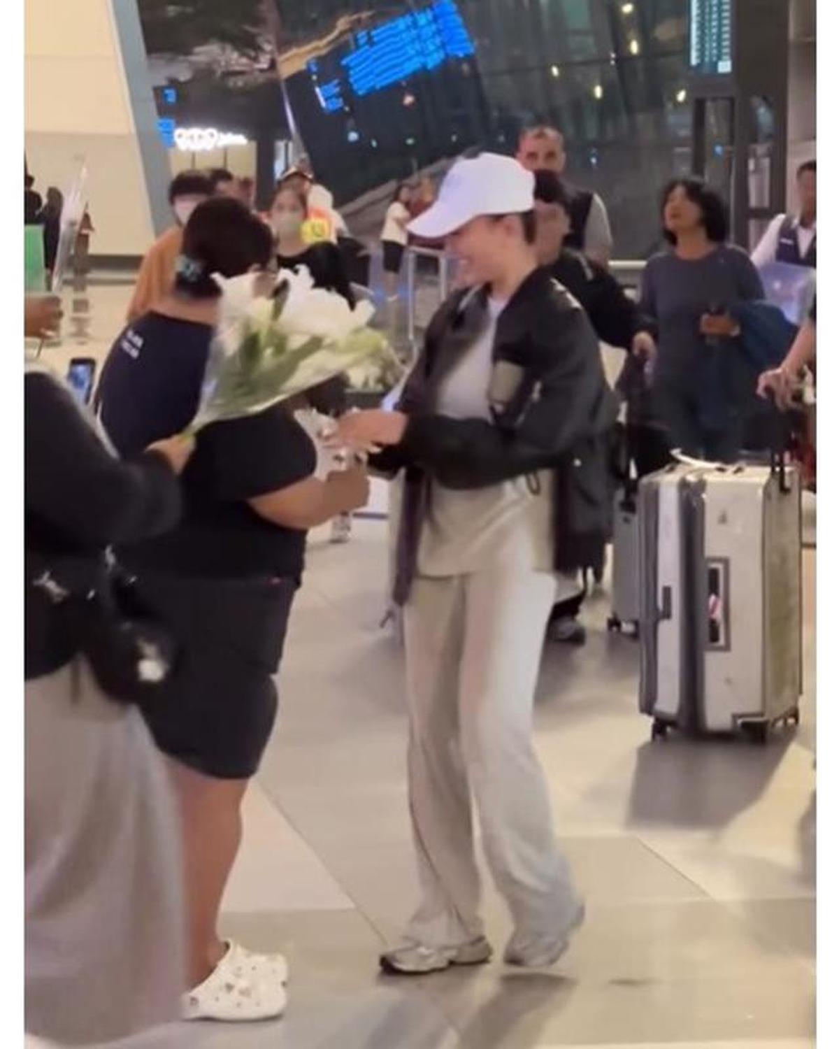 6 Potret Agnez Mo Pulang Indonesia Disambut Fans di Bandara, Penuh Kejutan