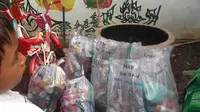 Warkina kini mengelola empat PAUD di empat desa dengan hanya bermodal sampah. (Liputan6.com/Panji Prayitno)
