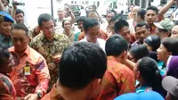 Jokowi Bagi-Bagi Uang ke warga Solo (Liputan6.com/Reza Kuncoro)