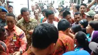 Pulang Kampung, Jokowi Bagi-bagi Uang ke Warga Solo 