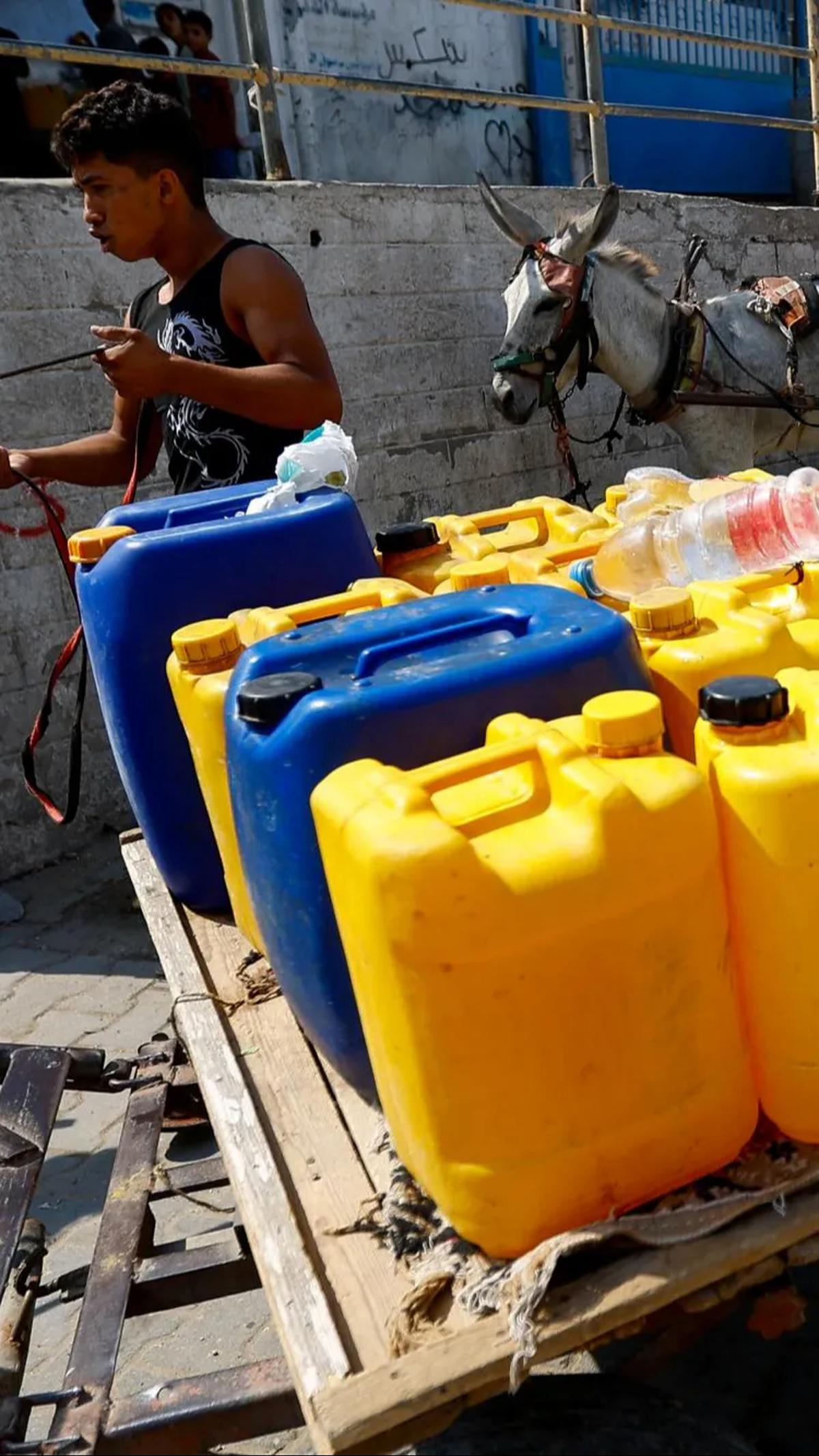 Tak hanya air, aliran listrik hingga larangan masuknya makanan dan bahan bakar juga akan dilakukan Israel sebagai bentuk blokade total di Gaza.&nbsp;<br>