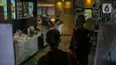 Pegawai menyiapkan pesanan di gerai cepat saji McDonald's Raden Saleh, Jakarta, Rabu (9/6/2021). Puluhan driver ojek online terlihat mengabaikan protokol kesehatan saat mengantre pesanan BTS Meal yang mulai dijual. (Liputan6.com/Faizal Fanani)