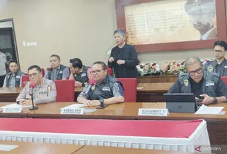 Kortastipidkor Polri menetapkan 4 tersangka dalam kasus dugaan korupsi kerja sama penjualan BBM secara nontunai antara PT PPN dan PT Asmin Koalindo Tuhup (AKT) pada periode 2009-2012. (Foto: Antara)