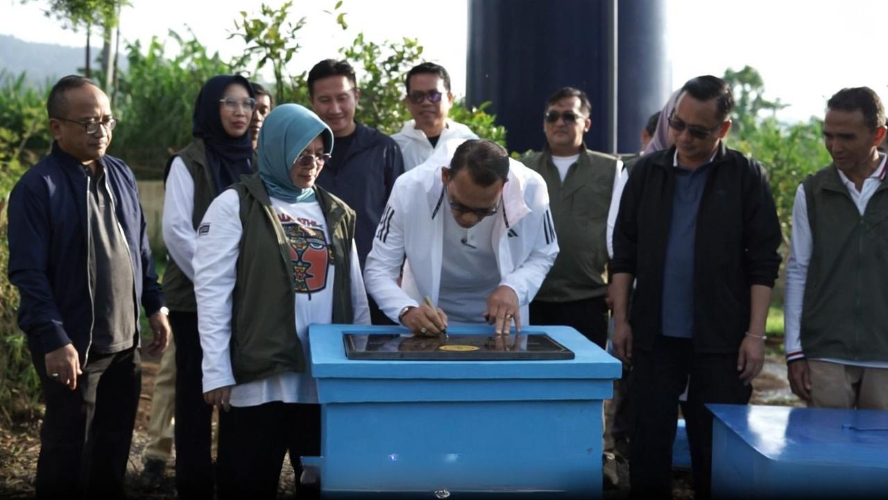 Plt. Sekretaris Jenderal Kementan, Ali Jamil saat meninjau KPS Manoko di Bandung