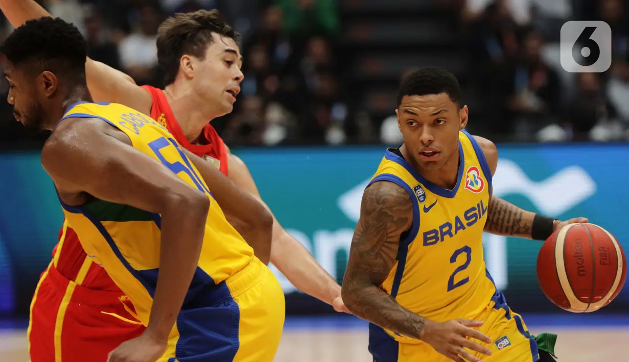 Pemain timnas basket Brasil, Yago Santos mencoba melewati hadangan pebasket Spanyol pada penyisihan Grup G FIBA World Cup 2023 di Indonesia Arena, Gelora Bung Karno, Jakarta, Senin (28/8/2023). (Liputan6.com/Helmi Fithriansyah)