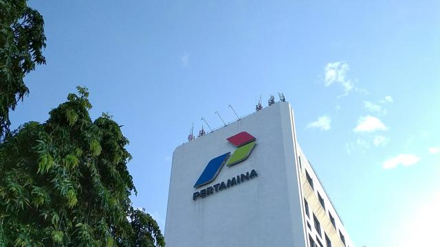 Langit Biru yang berpadu dengan Gedung Pertamina Pusat (dok. Linda)
