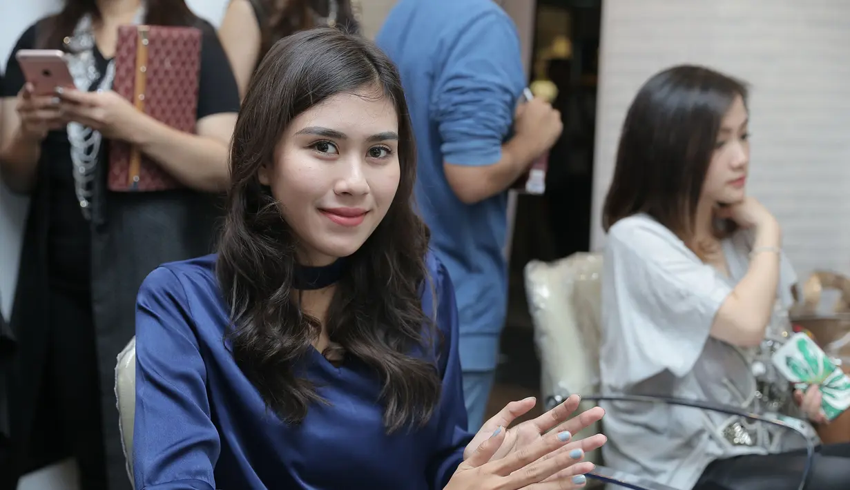 Pemain dalam sinetron 'Pulang Malu Tak Pulang Rindu' itu mengaku enggan menanggapi berita kakaknya tersebut. Selain kabar tidak jelas, ia juga enggan mencampuri urusan pribadi kakaknya. Ia membantah kabar nikah siri kakaknya. (Galih W. Satria/Bintang.com)