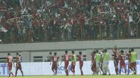 Pemain Indonesia U-19 menyapa suporter usai pertandingan melawan Thailand U-19 pada laga persahabatan di Stadion Wibawa Mukti, Cikarang, Minggu (8/10/2017). Indonesia menang 3-0 atas Thailand. (Bola.com/M Iqbal Ichsan)