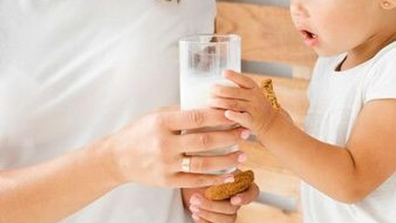 Sebagai orang tua, penting untuk memperhatikan reaksi anak terhadap konsumsi susu dan berkonsultasi dengan dokter atau ahli gizi jika diperlukan.