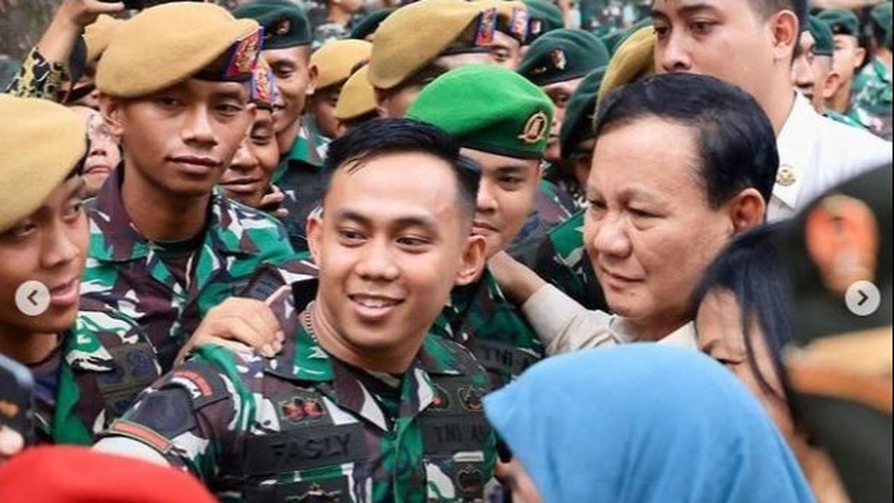 Saat pemberian bantuan, tak lupa Prabowo menyapa masyarakat yang gegap gempita menyambutnya.