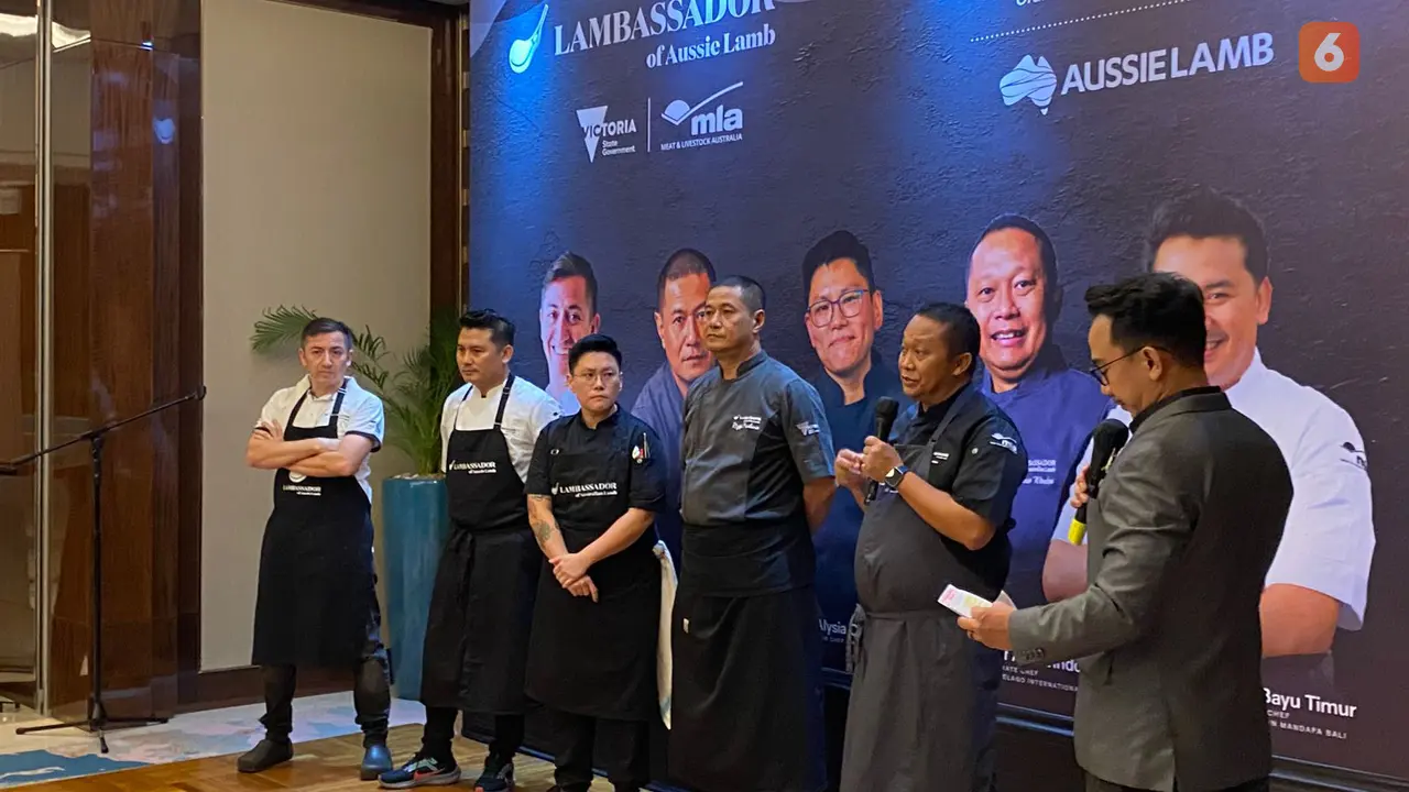 Lima chef menyajikan hidangan unik berbahan daging domba Victoria menggunakan potongan lamb leg, lamb rack, dan lamb shoulder dalam rangkaian acara Lambassador Dinner yang digelar di Raffles Hotel Jakarta pada Selasa (25/11/2025) (Dok. Liputan6.com/Teddy)