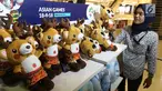 Pengunjung melihat pernak-pernik resmi Asian Games 2018 usai diluncurkan di Senayan City, Jakarta, Jumat (23/3). Peluncuran tersebut bertujuan untuk memenuhi keinginan publik akan pernak-pernik Asian Games. (Liputan6.com/Angga Yuniar)