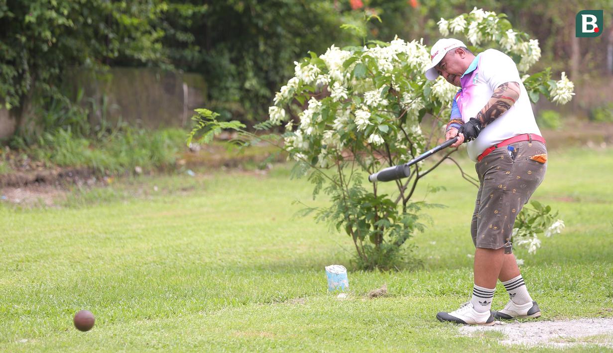 Cara bermaian olahraga woodball hampir sama dengan olahraga golf. Woodball dimainkan secara perorangan atau tim dengan cara memukul bola secara berangsur-angsur sampai meneroboskan bola ke gawang yang ada di setiap lintasan dengan jumlah pukulan sedikit mungkin. (Bola.com/M Iqbal Ichsan)