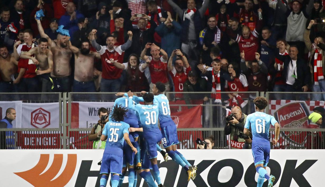 Para pemain Arsenal merayakan gol yang dicetak oleh Rob Holding ke gawang BATE Borisov pada laga Liga Europa di Stadion Borisov, Kamis (28/9/2017). Arsenal menang 4-2 atas BATE Borisov. (AP/Sergei Grits)