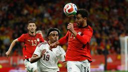 Pertandingan yang berakhir tanpa gol itu sejatinya berjalan ketat dengan dominasi pertahanan Mesir. Namun, atmosfer di stadion berubah negatif akibat perilaku sebagian suporter tuan rumah. (AP/Joan Monfort)