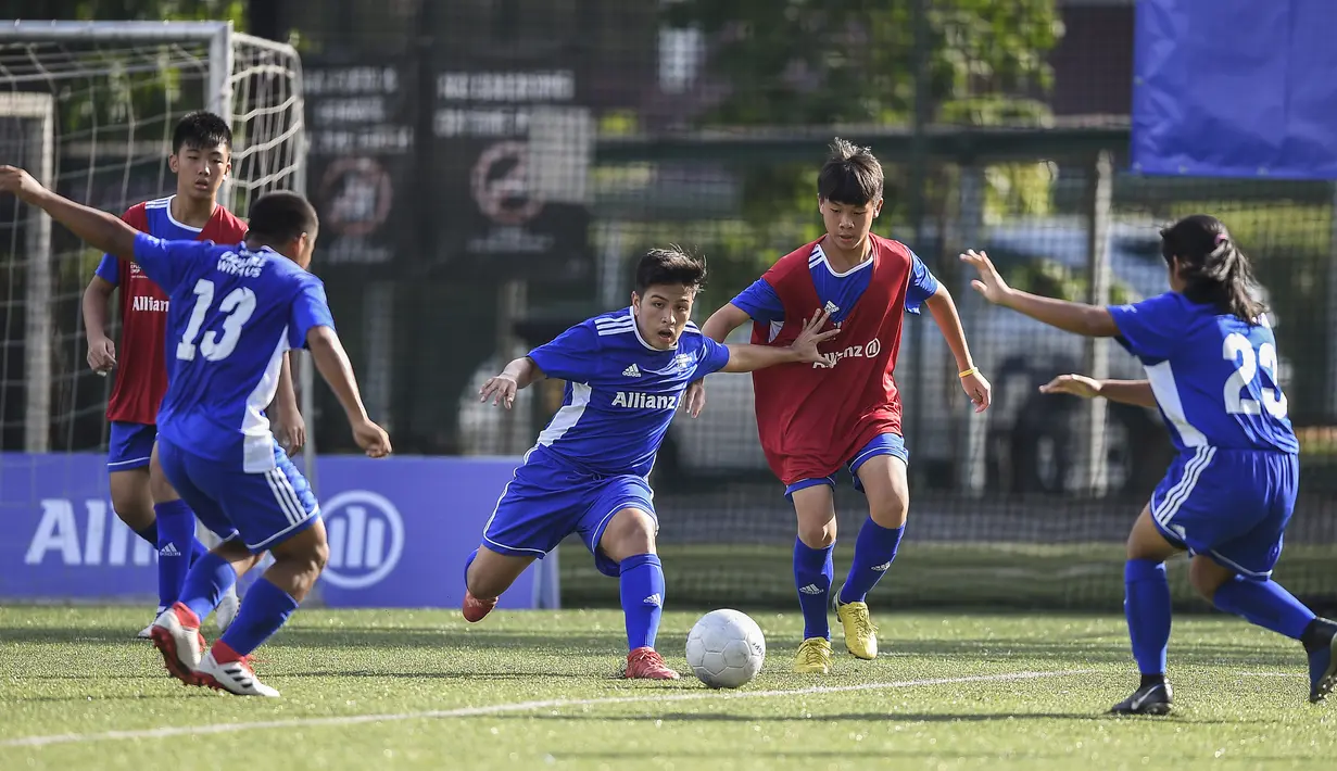 Sejumlah pesepak bola muda mengikuti Allianz Explorer Camp Football Edition Asia 2019 di The Arena Singapura, Jumat (26/7). Allianz Indonesia mengirimkan enam pesepak bola muda berbakat, dua di antaranya adalah perempuan. (Dokumentasi Allianz)