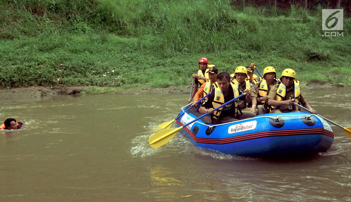 Walikota Jakarta Selatan Marullah Matali (tengah) saat menyusuri Sungai Ciliwung di Jalan Arus Srengsegawah, Jakarta Selatan (26/11). Kegiatan ini dalam rangka mengecek daerah aliran Sungai menghadapi banjir pada musim hujan. (Merdeka.com/Arie Basuki)