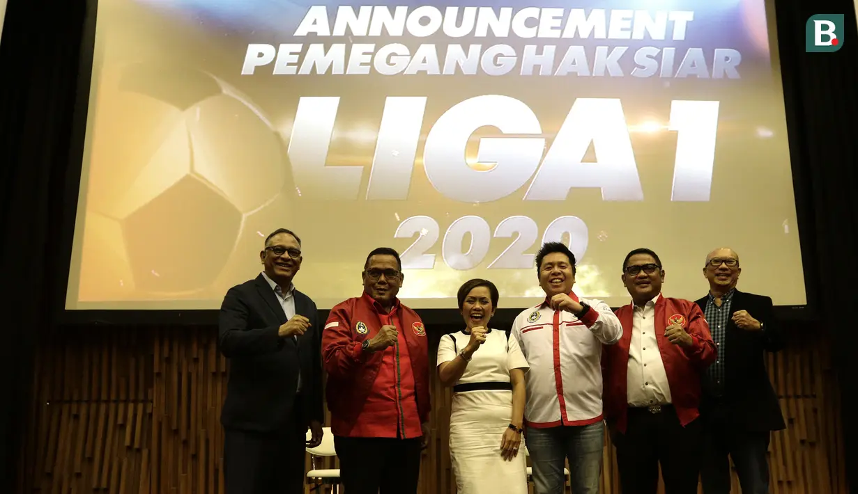 Direktur Program SCM, Harsiwi Achmad, dan Direktur PT LIB, Cucu Sumantri, saat konfrensi pers hak siar Liga 1 2020 di SCTV Tower, Senayan, Jakarta, Rabu (12/2). Emtek kembali pegang hak siar Liga 1 2020.(Bola.com/Yoppy Renato)