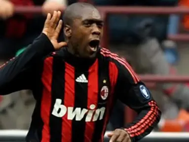 A.C. Milan&#039;s Dutch midfielder Clarence Seedorf celebrates after scoring during their Serie A football match AC Milan vs Cagliari at San Siro Stadium in Milan on February 22, 2009. AFP PHOTO / GIUSEPPE CACACE 