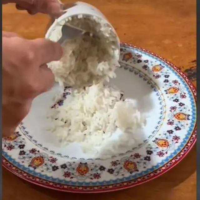 Warganet Bagikan Cara Praktis Masak Nasi Pakai Cangkir