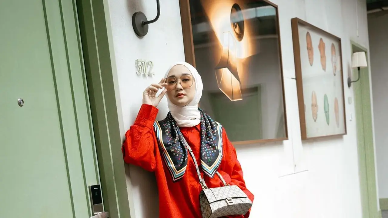 7 Ide OOTD Merah Putih dengan Hijab untuk 17 Agustus, Zaskia Adya Mecca-Lesti Kejora